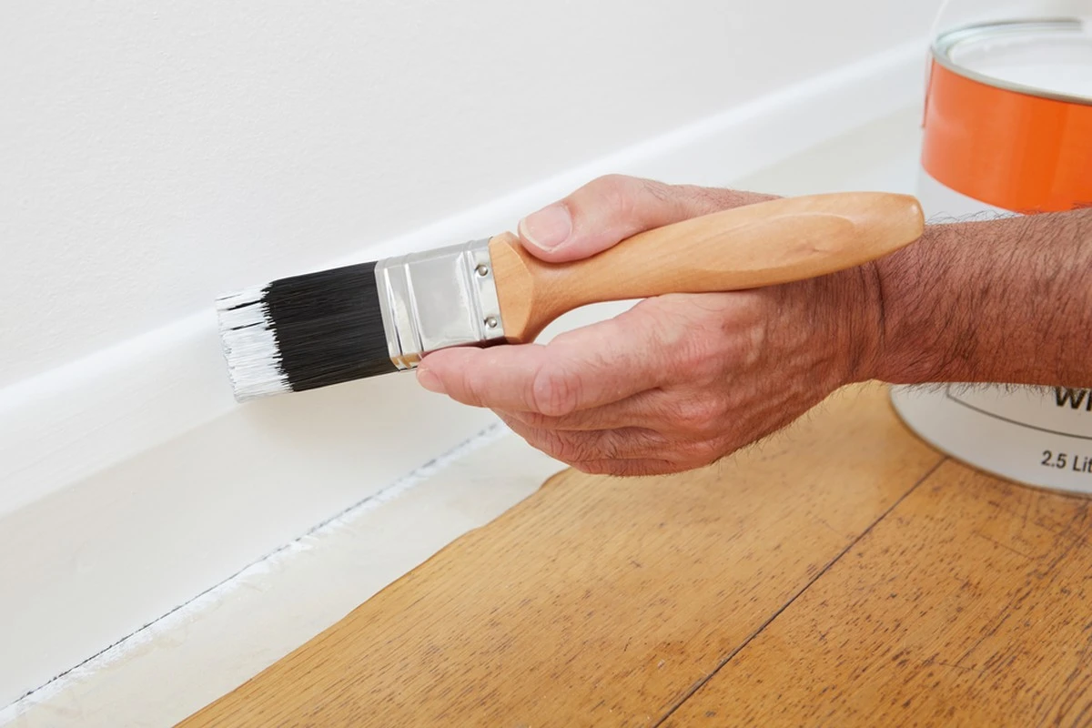 Rodapiés impecables: el truco de la cinta para renovarlos con pintura sin marcas - image 1