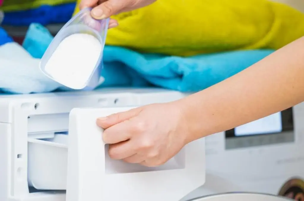 Ropa acartonada: el error al usar detergente para la ropa y detergente en polvo