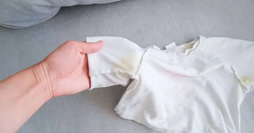 Ropa blanca como nueva: el truco de la Aspirina para eliminar manchas amarillas