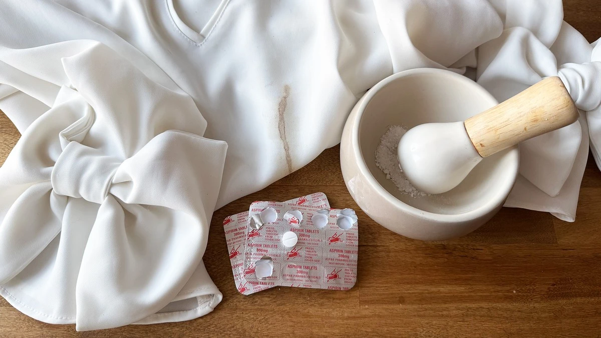 Ropa blanca como nueva: el truco de la Aspirina para eliminar manchas amarillas - image 1
