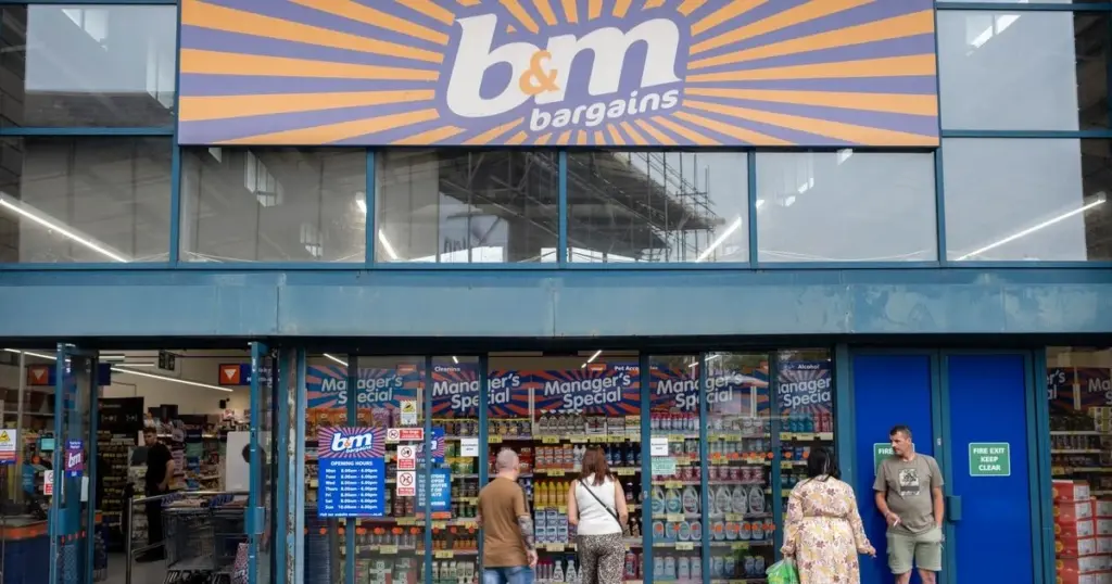 Salón de lujo por 20€: la Mesa de centro con acabado de roble Home Essentials de B&M