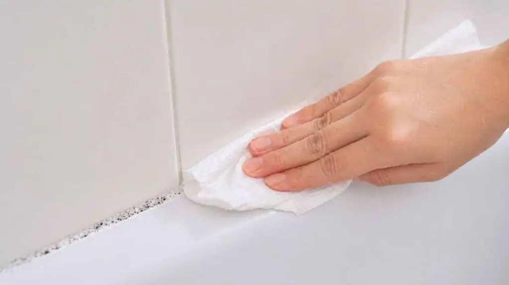 Silicona de baño impecable: el método de 2 horas para eliminar el moho