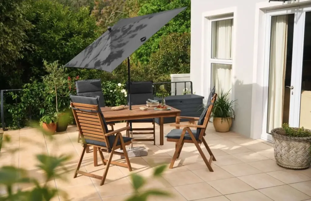 Terraza fresca por 15€: la sombrilla de Lidl que reduce 5 grados el calor