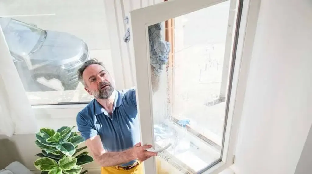 Ventanas impecables y sin polvo: el truco de la Glicerina para que brillen semanas