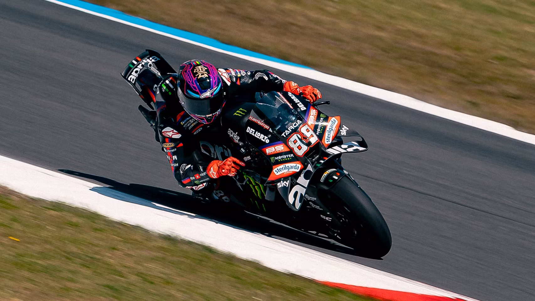 Jorge Martín traza un viraje con su Aprilia RS-GP26, en el circuito de Assen.