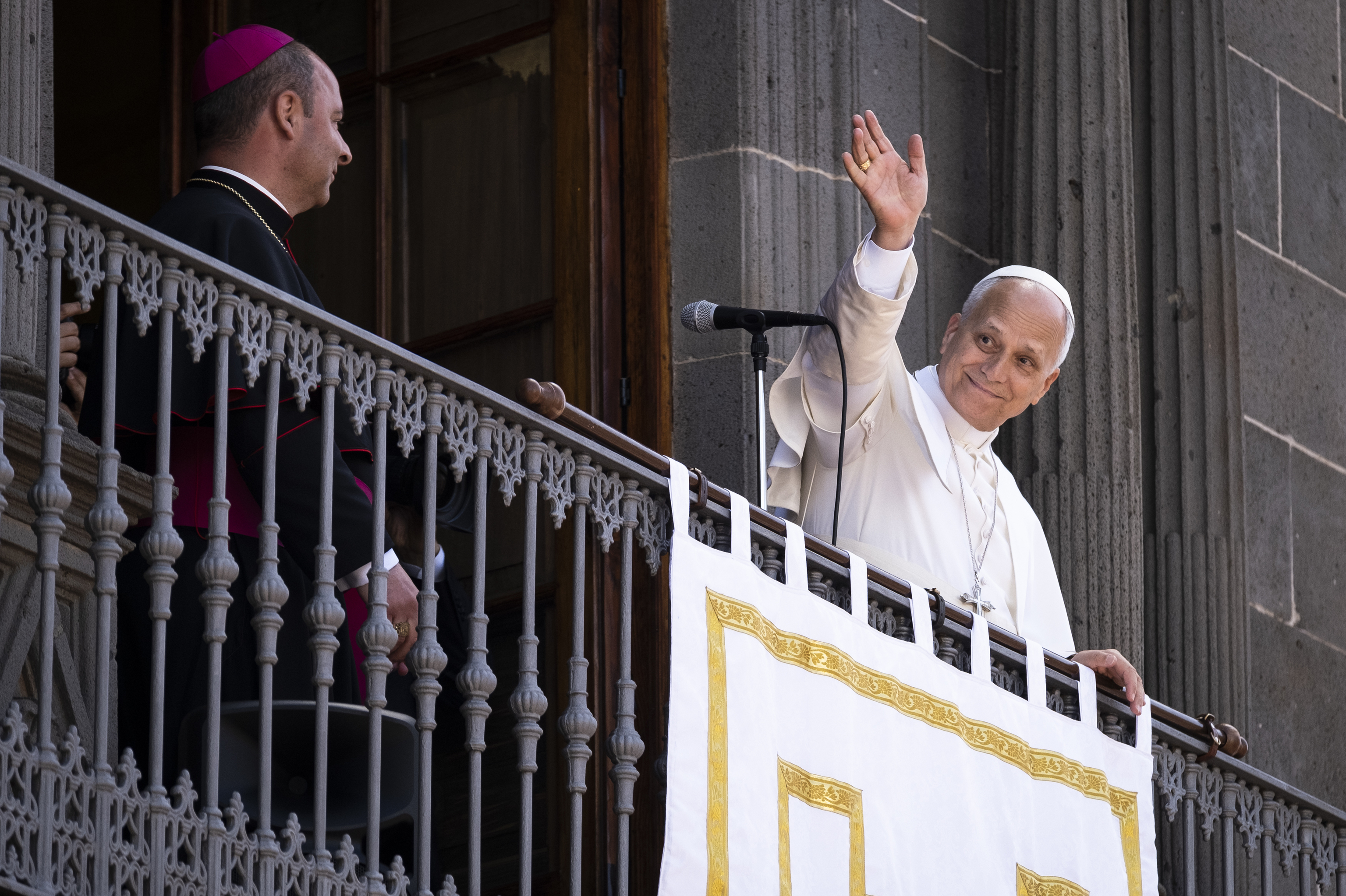 El papa León XIV saluda desde el balcón del Obispado de Tenerife