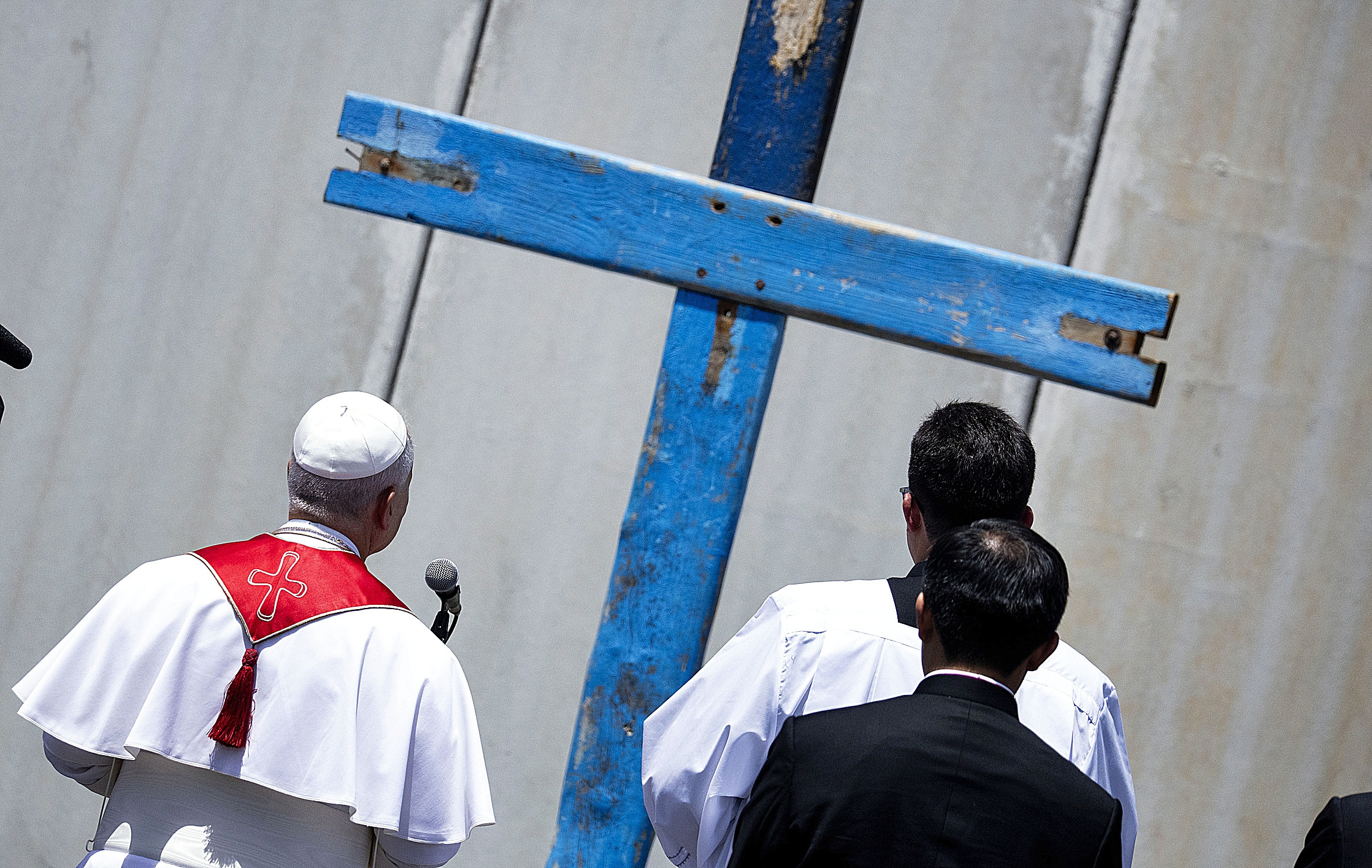 El Papa León XIV reza ante una cruz hecha con madera de embarcaciones en las que los inmigrantes llegan a Canarias, ayer en el puerto de Arguineguín (Gran Canaria).