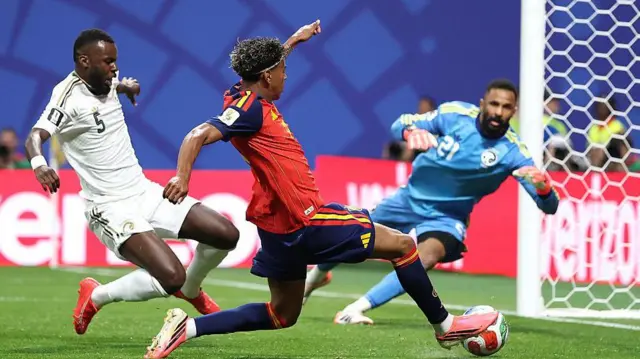 Momento en que el español Yamin Lamal se dispone a anotar un gol contra Arabia Saudita.
