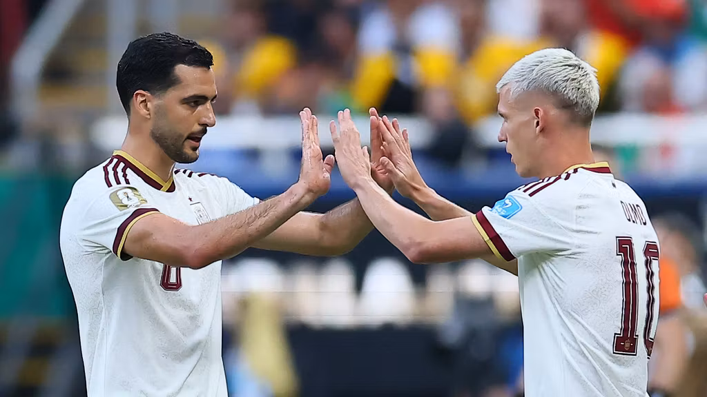 Dani Olmo y Mikel Merino chocan sus manos.