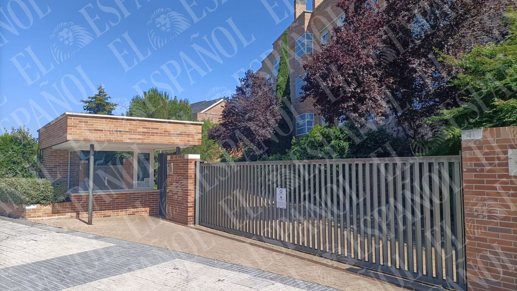Entrada al piso de la calle Sarasate, en Majadahonda.