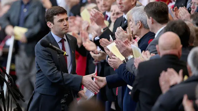 Burnham pronunció un discurso en 2014 en el estadio de Anfield para conmemorar el 25 aniversario de la tragedia de Hillsborough.