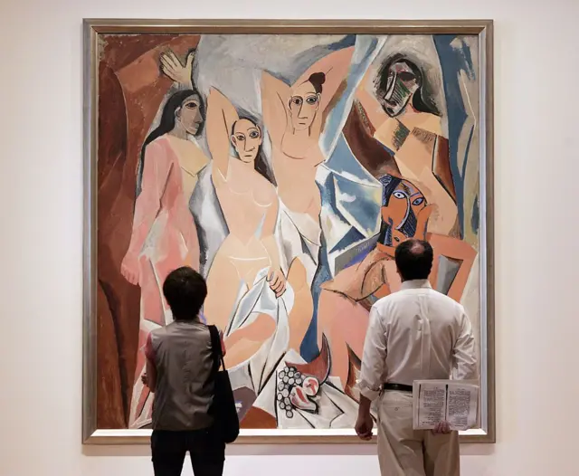 Dos personas mirando Las señoritas de Avignon de Pablo Picasso