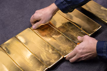 Un empleado coloca lingotes de oro en la planta de refinado y fabricación de metales preciosos de Novosibirsk en Rusia (Alexander Manzyuk / Reuters)