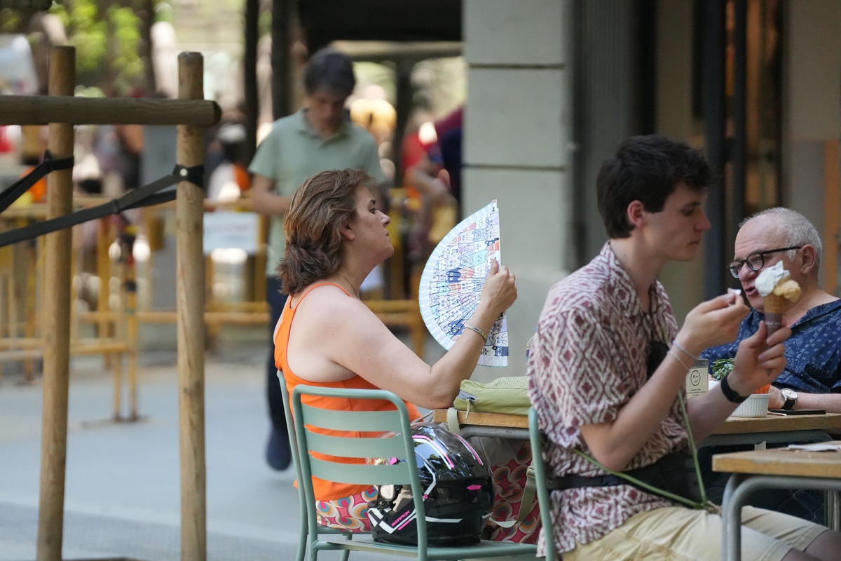 Varias personas sentadas en una terraza de una cafetería en Barcelona (David Zorrakino / Europa Press)