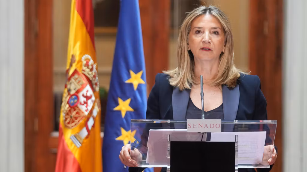 La portavoz del PP en el Senado, Alicia García, anuncia el plan de trabajo de la comisión sobre la crisis ferroviaria.