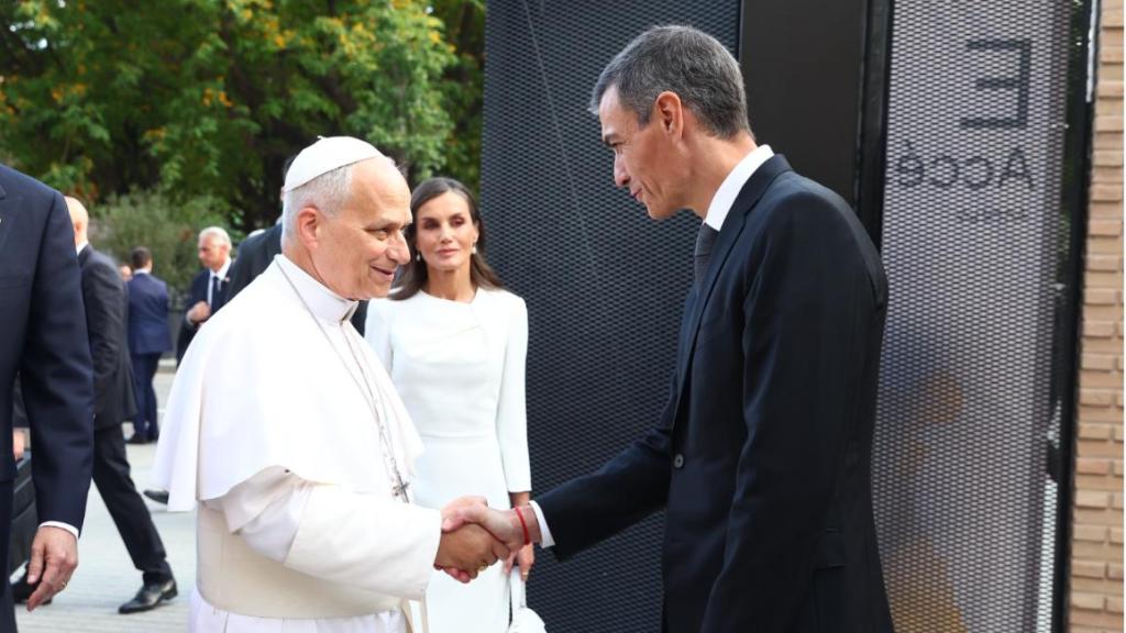 Pedro Sánchez saluda al papa León XIV durante su llegada a la Basílica de la Sagrada Familia, en Barcelona.