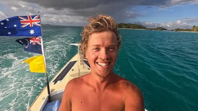 Tom Robinson en un selfie en medio del océano durante su travesía