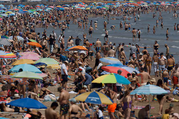 Miles de personas disfrutan de la playa de la Malvarrosa, en Valencia a 31 de mayo de 2026. (EFE/ Kai Försterling)