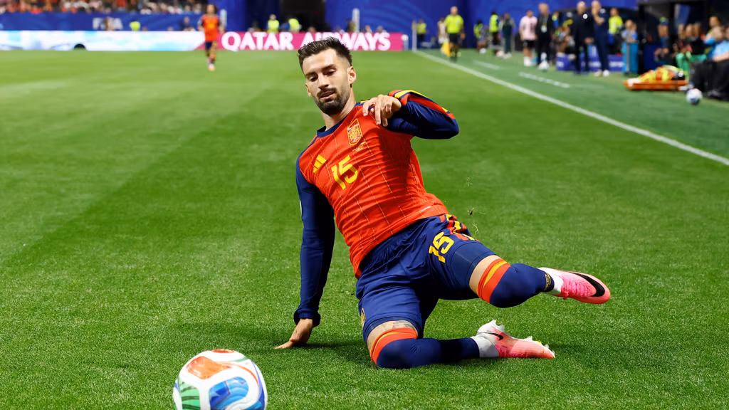 Baena se lanza a por un balón.
