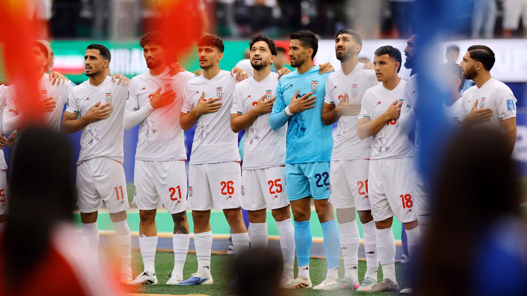 Jugadores de Irán mientras suena el himno de su país en el Mundial.