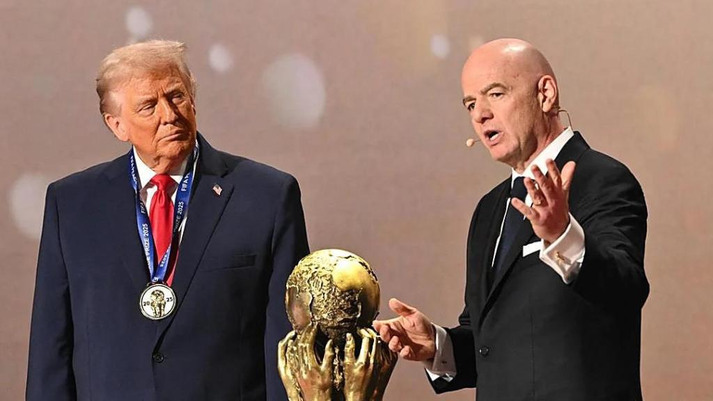 Donald Trump junto a Infantino durante la entrega del Premio de la Paz de la FIFA.