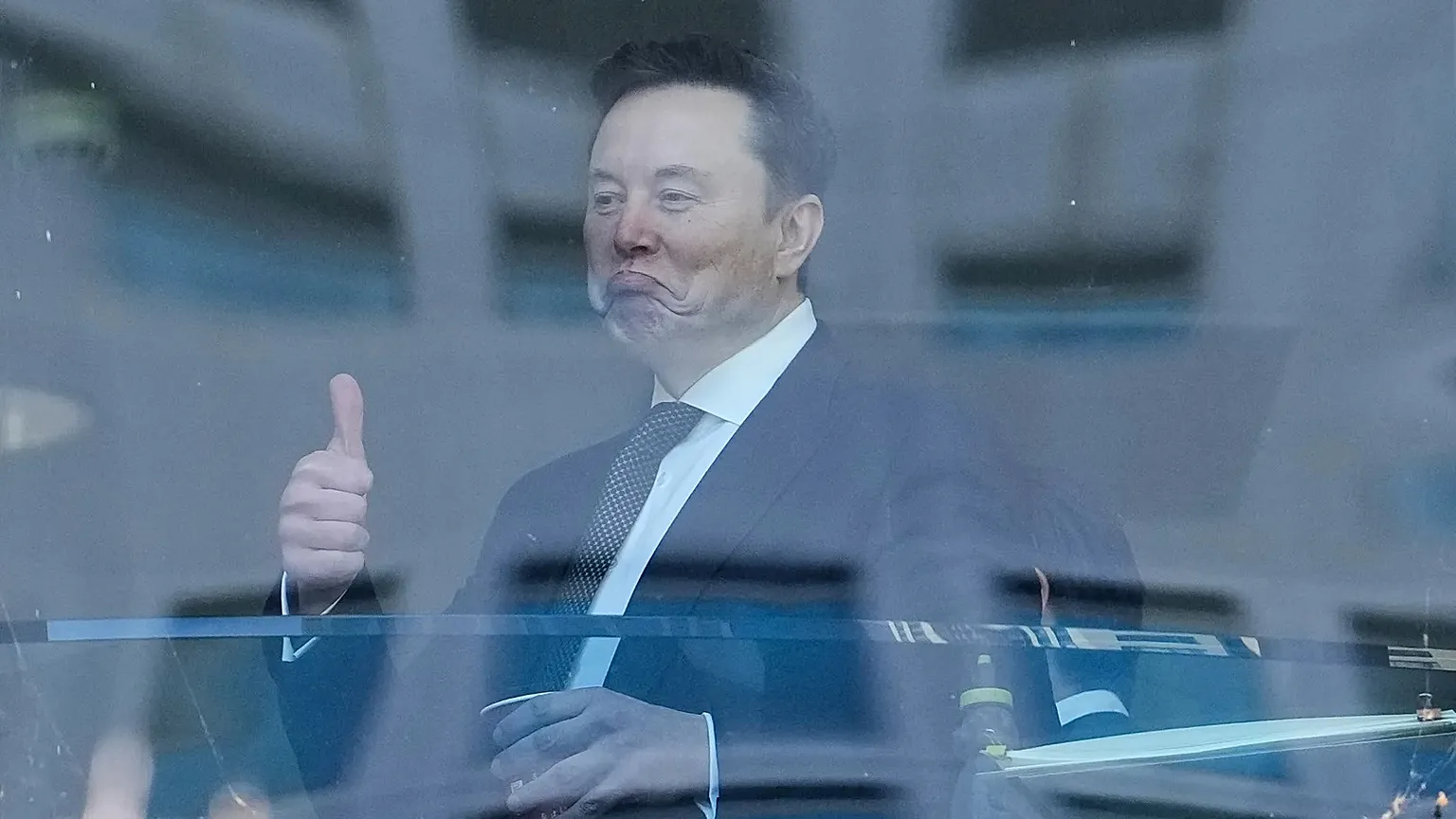 Elon Musk gestures as he walks through a hallway inside the US District Court in Oakland, 29 April, 2026