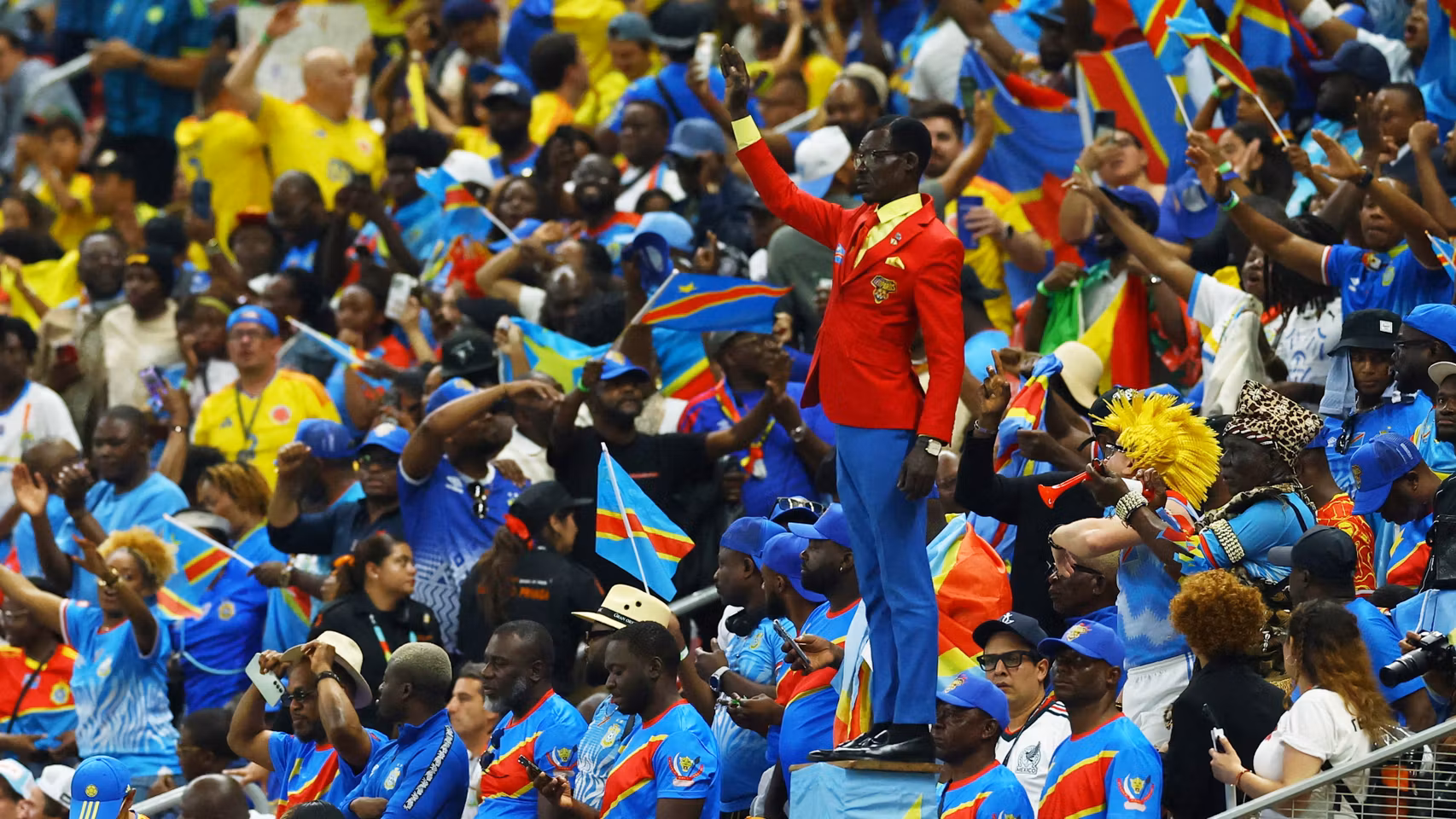 Lumumba Vea, con su pose característica, en la grada durante el Colombia - RD Congo del Mundial.