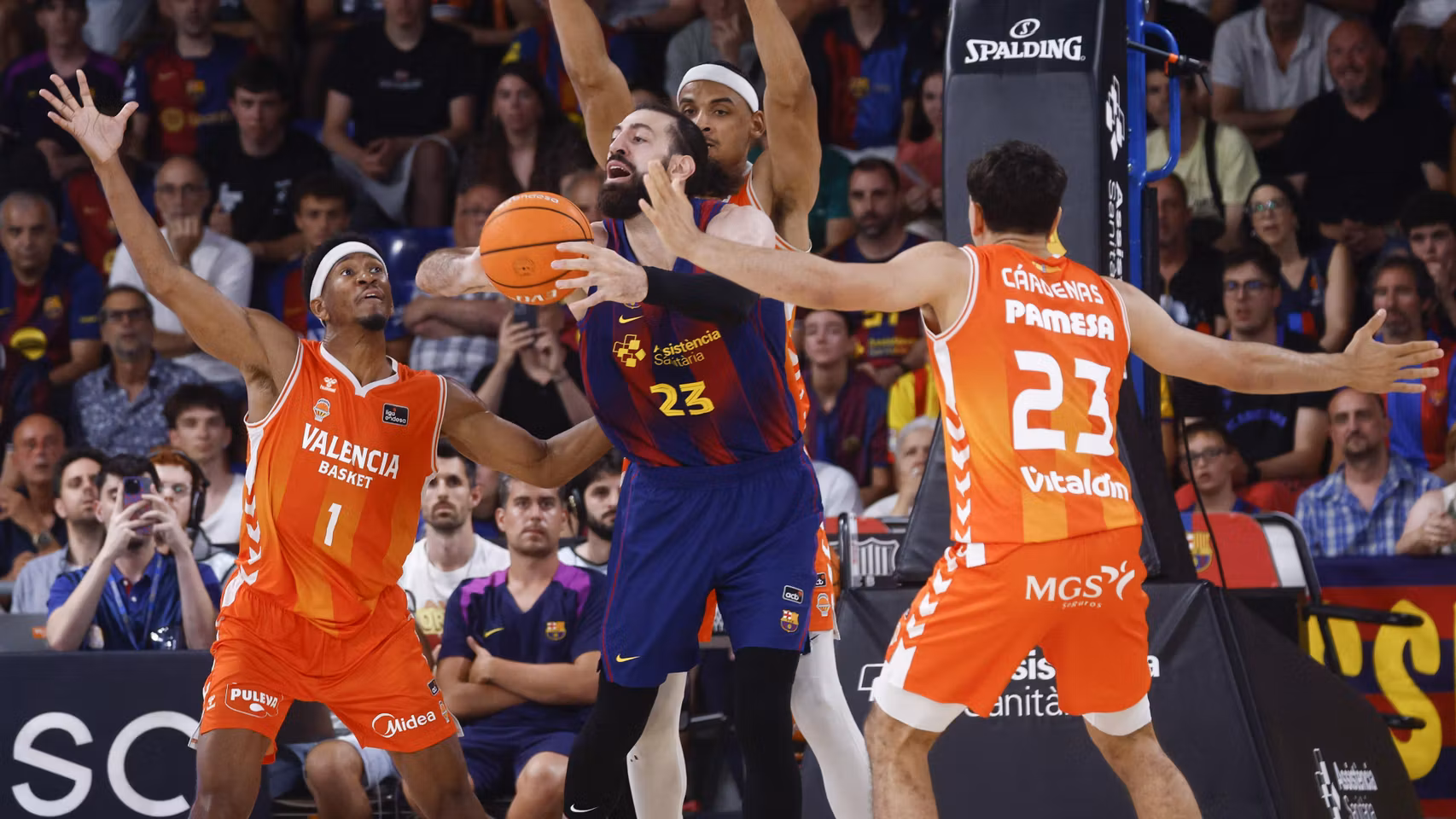 Shengelia trata de llevarse el balón.