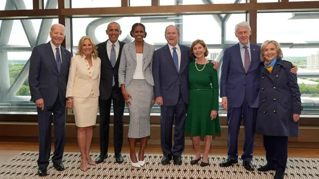 De izquierda a derecha, Joe y Jill Biden, Barack y Michelle Obama, George W. y Laura Bush y Bill y Hillary Clinton posan sonrientes antes de la ceremonia de inauguración.