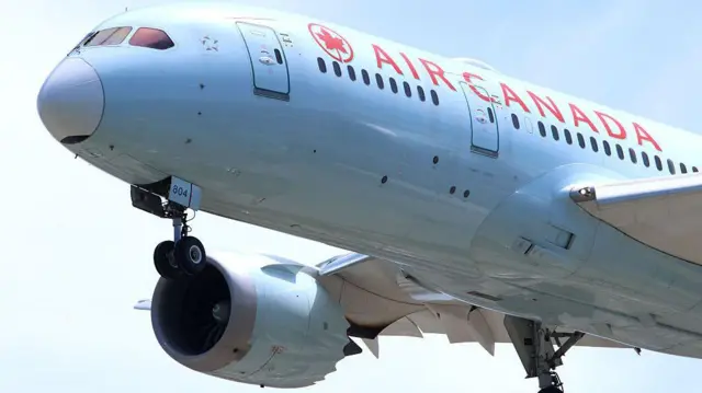 Imagen de archivo de un avión de Air Canada en vuelo.