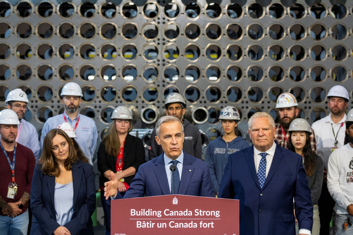 Mark Carney, primer ministro de Canadá y el CEO de Ontario Power Generation (OPG), Nicolle Butcher, en el complejo energético de Darlington. (REUTERS/Carlos Osorio)