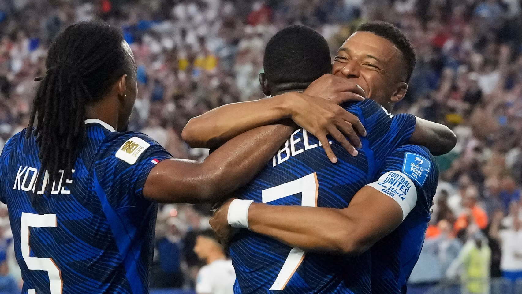Mbappé y Dembélé celebran el gol del jugador del PSG.