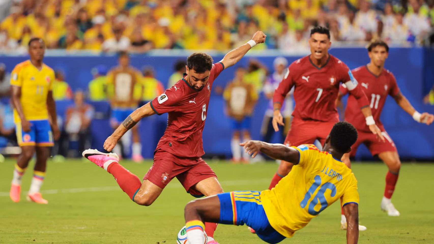 Bruno Fernandes dispara durante el partido ante Colombia.