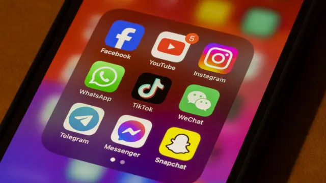 Un teléfono que muestra los logos de las distintas redes sociales.