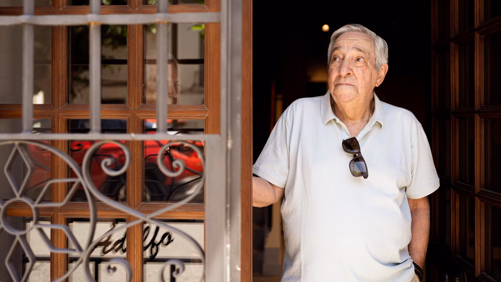 Chema Suárez, en la puerta de la casa natal.