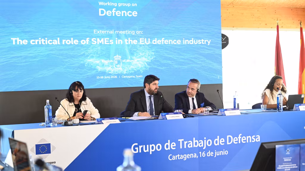 Intervención de Fernando López Miras durante la reunión sobre defensa celebrada en Cartagena, centrada en el papel de las pymes en la industria de defensa de la UE.