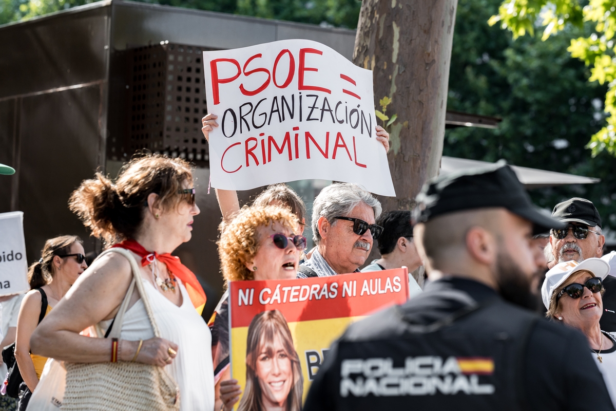 Manifestantes a las puertas de los Juzgados de Plaza de Castilla. (Diego Radamés/Europa Press)