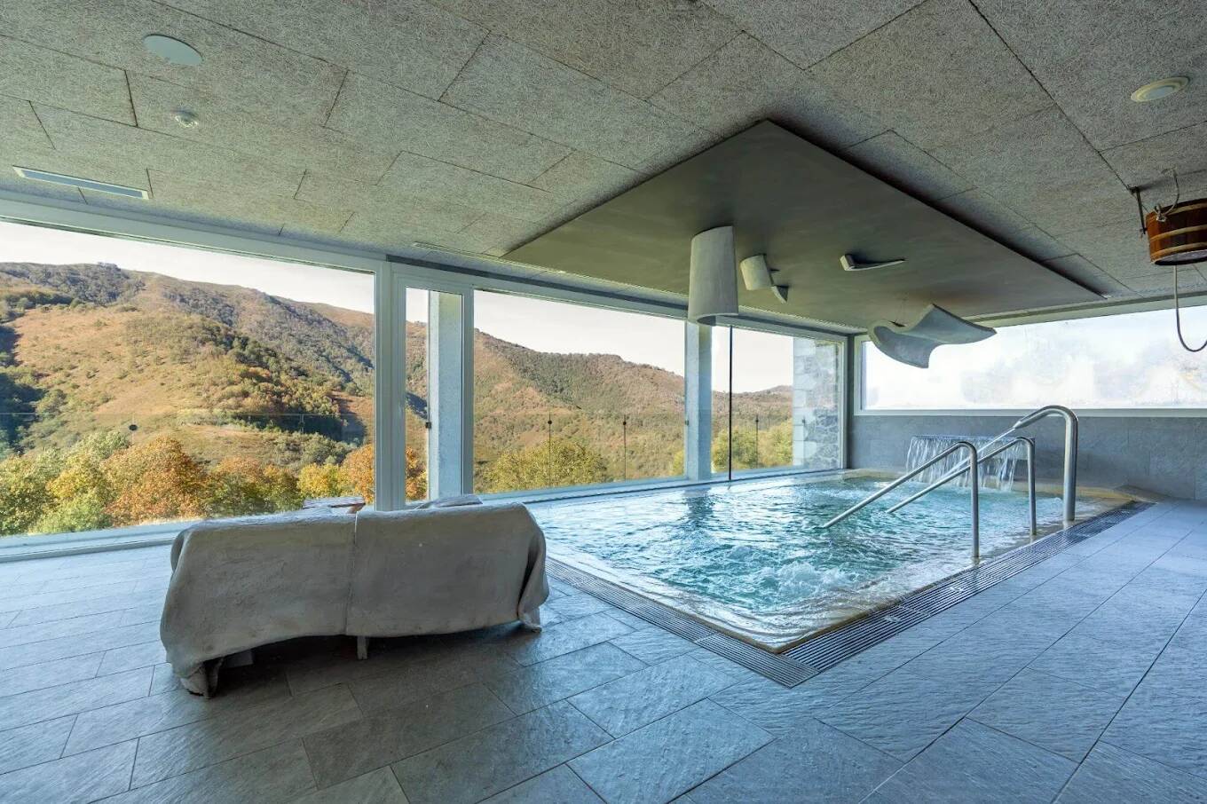 Foto: Imagen del espacio de bienestar con piscina de hidroterapia y vistas panorámicas a las montañas navarras. (Google)
