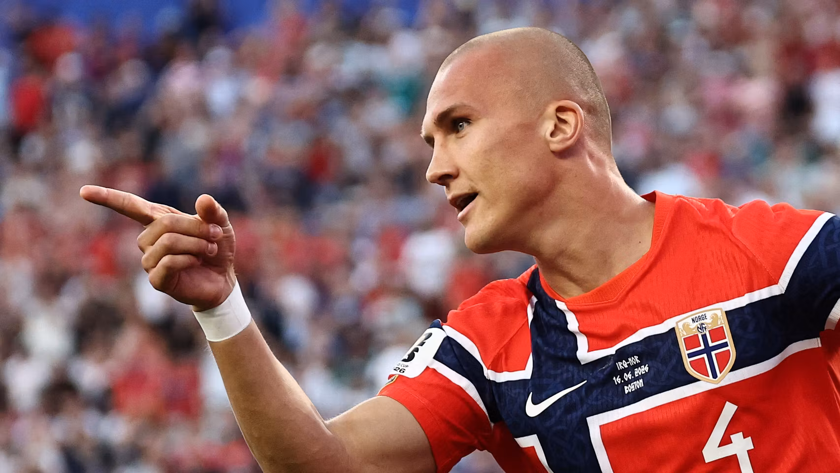 Ostigard celebrando un gol con Noruega durante el Mundial.