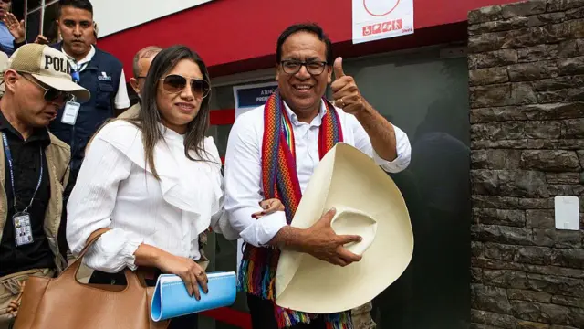 Roberto Sánchez, candidato presidencial del partido Juntos por el Perú, en el centro, se retira tras emitir su voto en un colegio electoral durante la segunda vuelta de las elecciones en Lima, Perú.