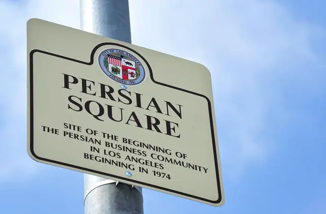 Un cartel que dice "Persian Square" sobre Westwood Blvd. en Los Ángeles, California, el 15 de marzo de 2012. (Foto: FREDERIC J. BROWN/AFP via Getty Images)