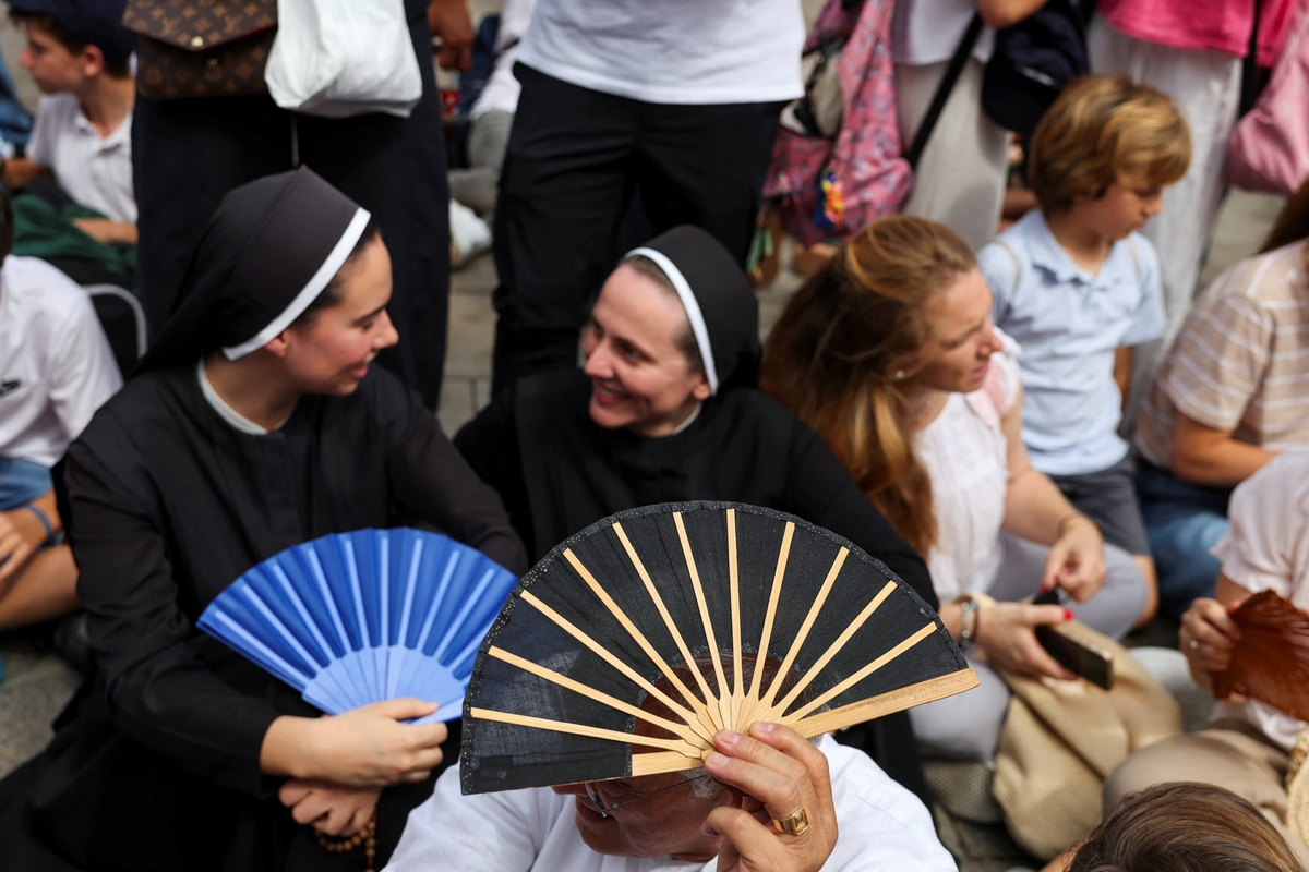 Fieles esperan al papa León XVI en Barcelona, (REUTERS/Nacho Doce)