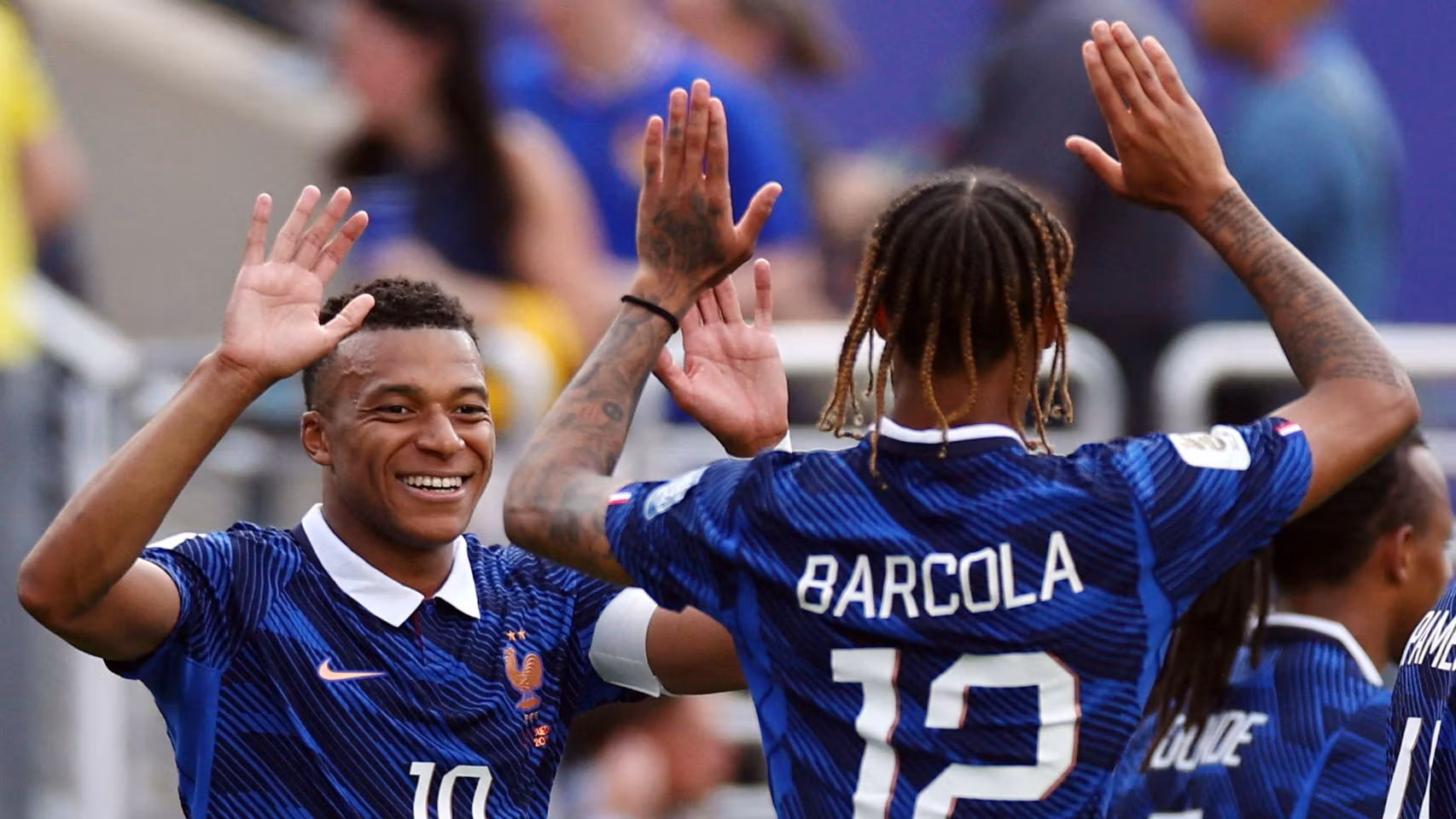 Mbappé celebra su gol ante Suecia con Barcola.
