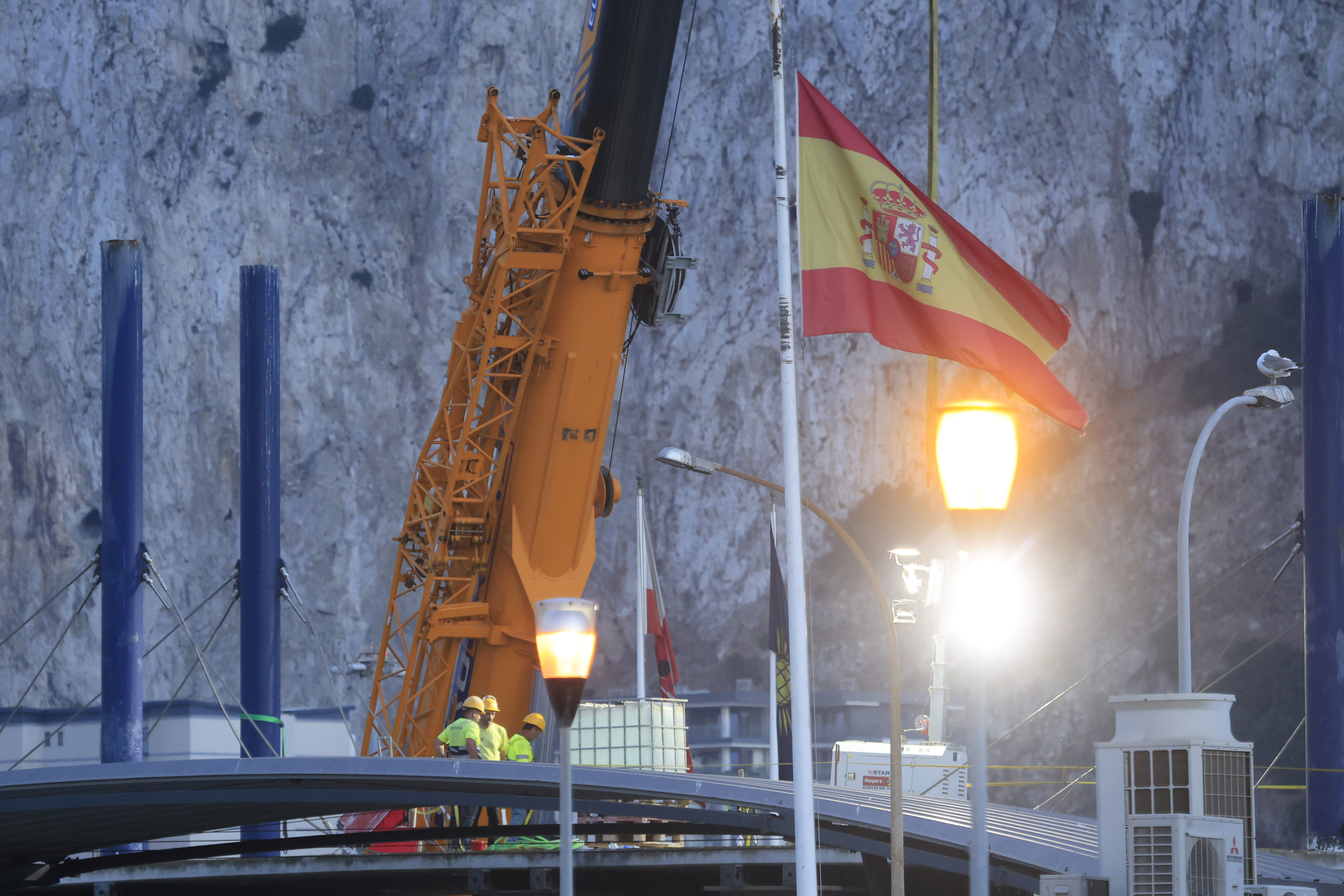 Trabajos de retirada de marquesinas y estructuras en la parte española de la verja con Gibraltar.