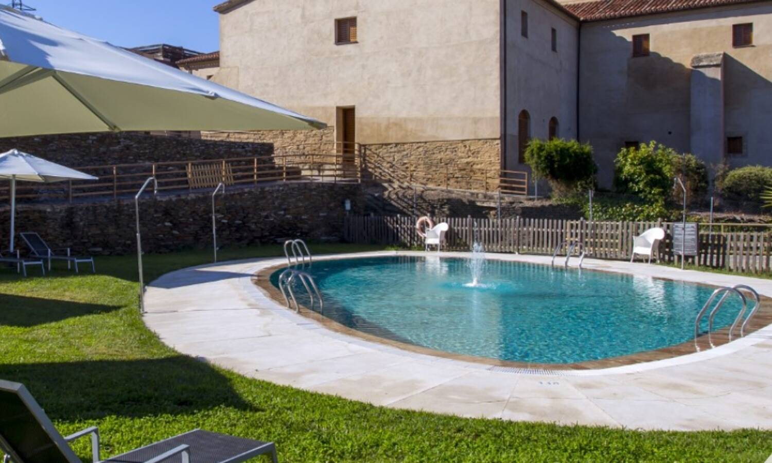 Foto: Los hoteles disponibles para ir con tu perro en Extremadura. (Instagram/@hospederiasdeextremadura)