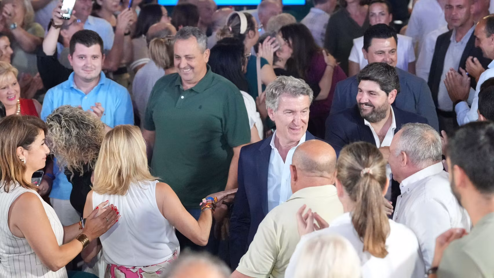 Feijóo junto a López Miras, rodeado de simpatizantes con el PP en Murcia