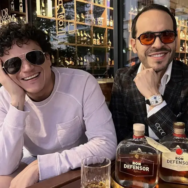 De la Espriella con el cantante colombiano Silvestre Dangond en un bar o restaurante