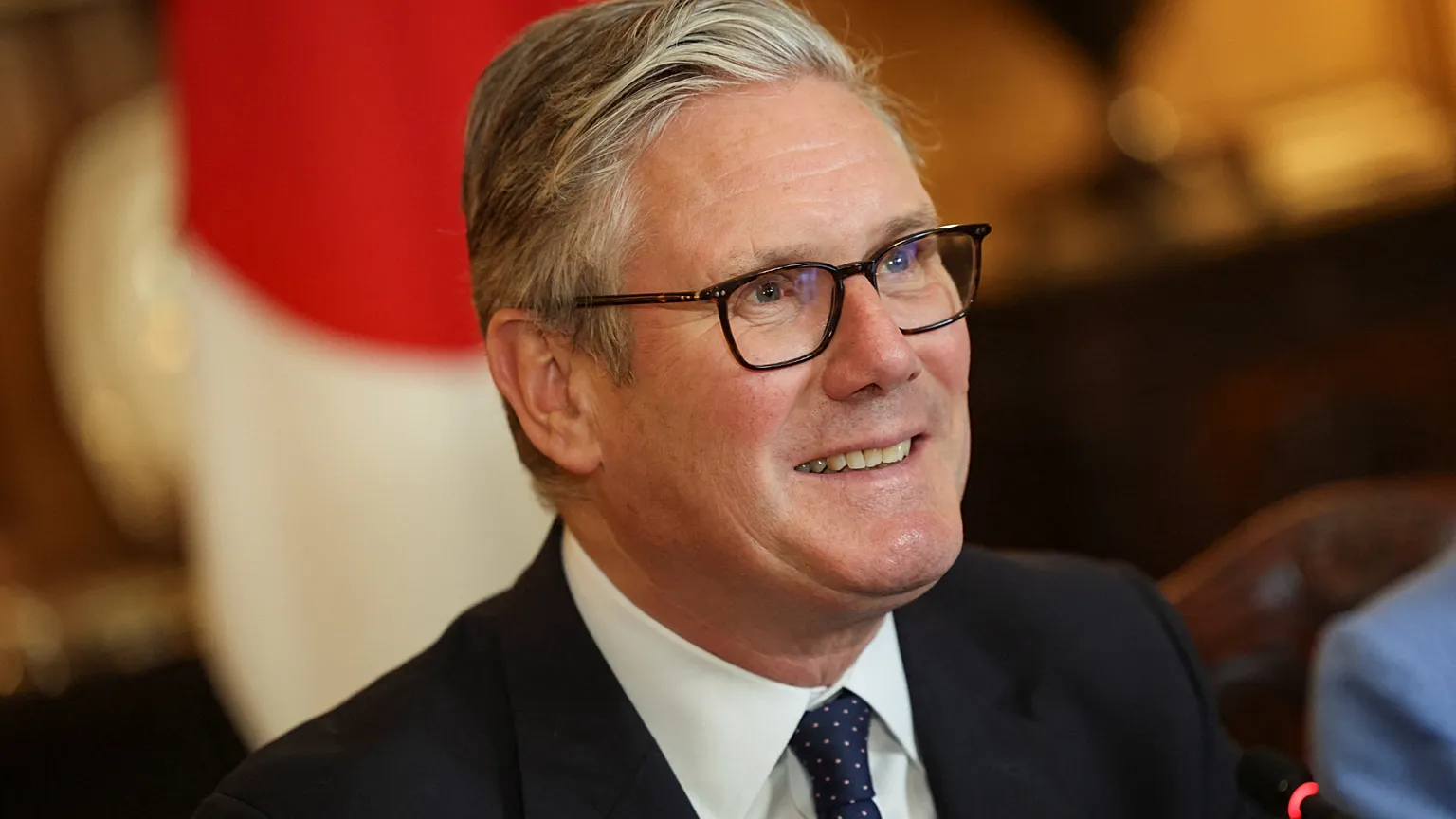 Keir Starmer vows to impose more restrictive ban on social media for children than Australia.