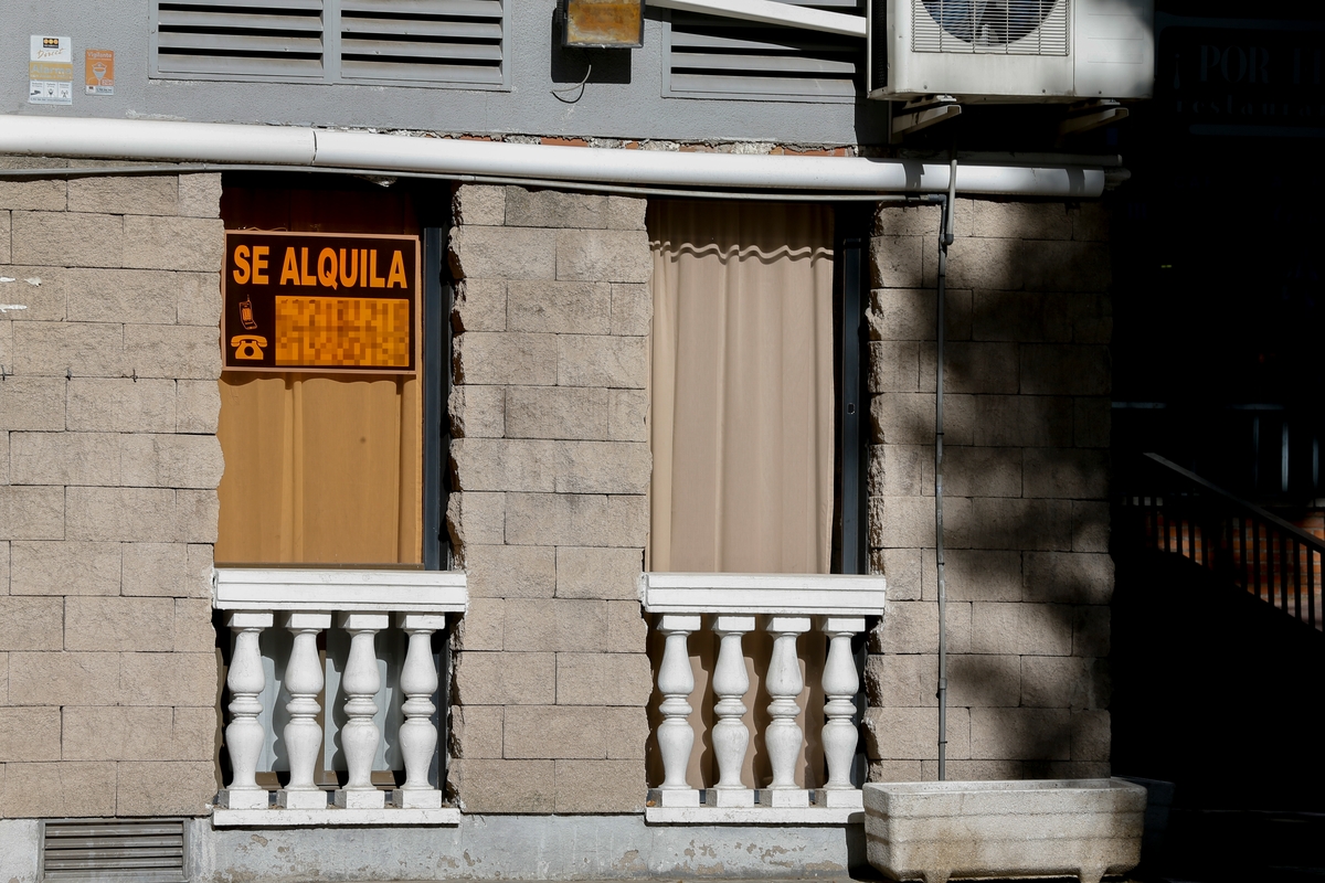 Cartel de alquiler en una vivienda de Madrid.