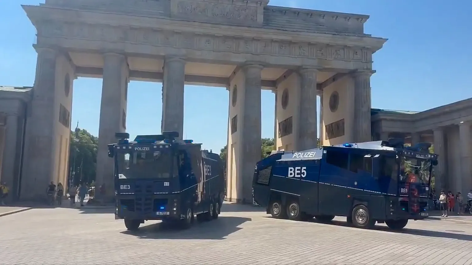 A Berlin police water cannon sprays water at the Brandenburg Gate. © Berlin Police